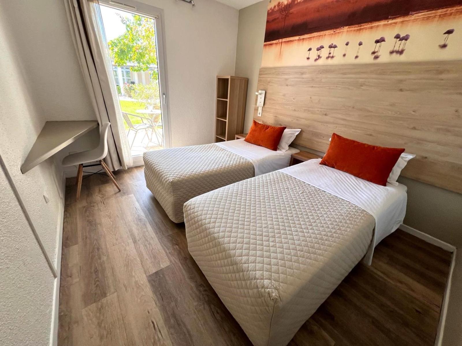 Hotel Le Mas Des Ponts D'Арл Екстериор снимка