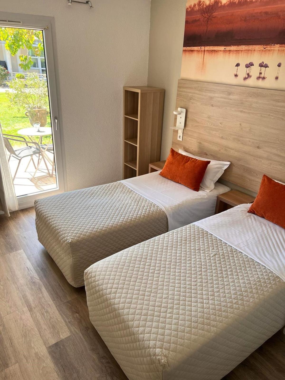Hotel Le Mas Des Ponts D'Арл Екстериор снимка